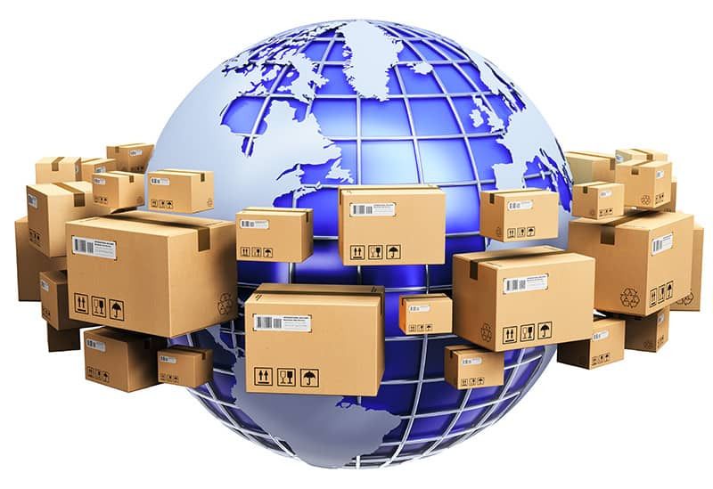 Modell einer Weltkugel umringt von Pappboxen